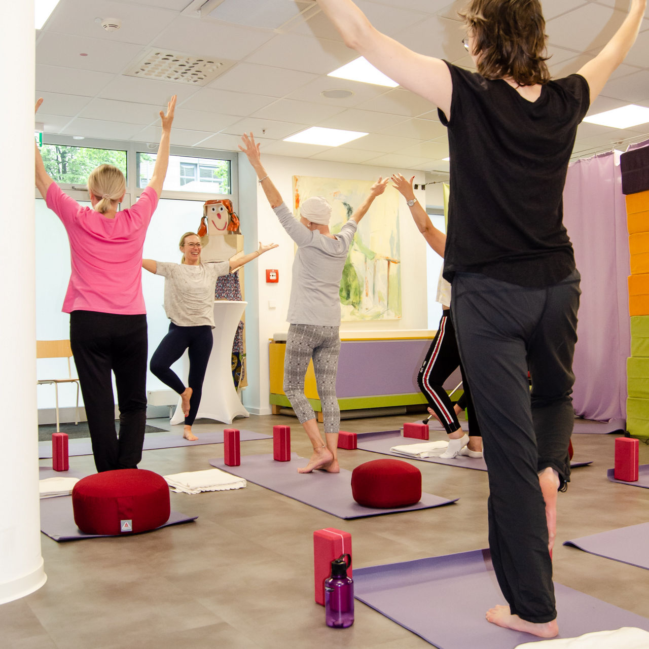 Frauen bei einer Yoga Einheit