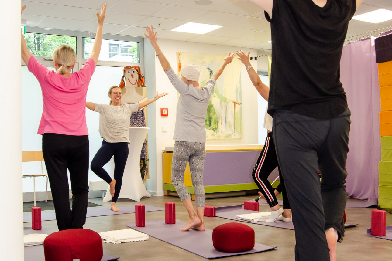 Frauen bei einer Yoga Einheit