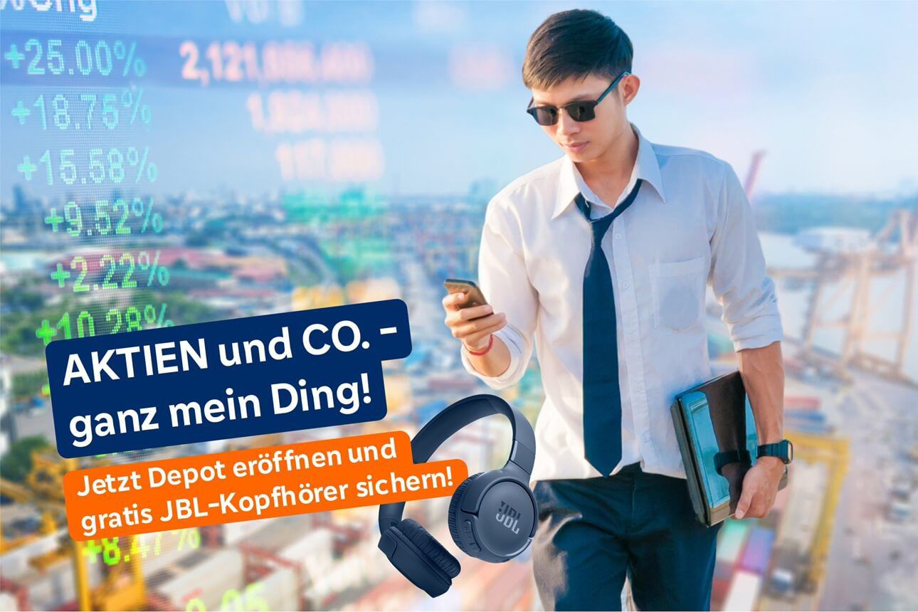 Junger Mann mit Smartphone checkt Aktienkurse