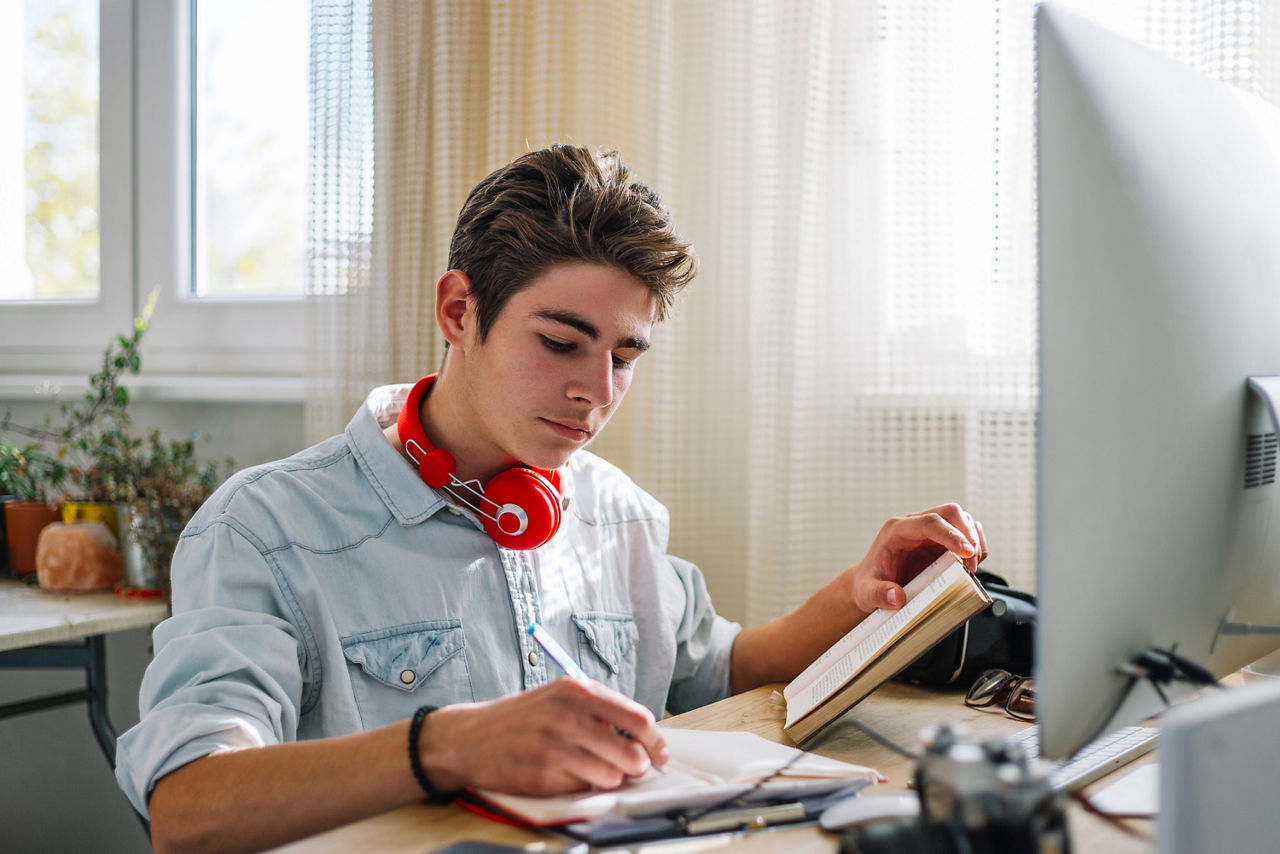 Junger Mann am Schreibtisch arbeitend