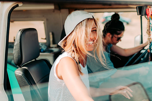 Junge Leute sitzen im Wohnwagen und machen einen Roadtrip