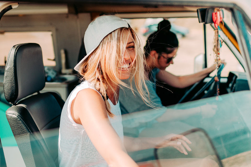 Junge Leute sitzen im Wohnwagen und machen einen Roadtrip