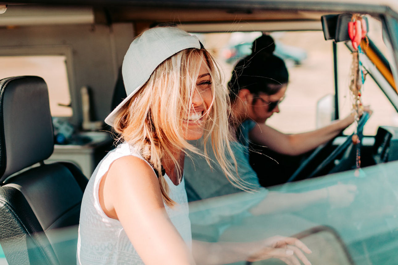 Junge Leute sitzen im Wohnwagen und machen einen Roadtrip