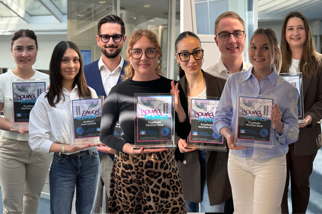 Mehrere junge Menschen stehen nebeneinander und halten die Auszeichnung von "Young finance award 2026"