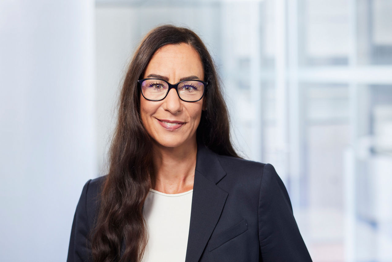 Portrait zeigt Yvonne Mayer, Mitarbeiterin im Marketing