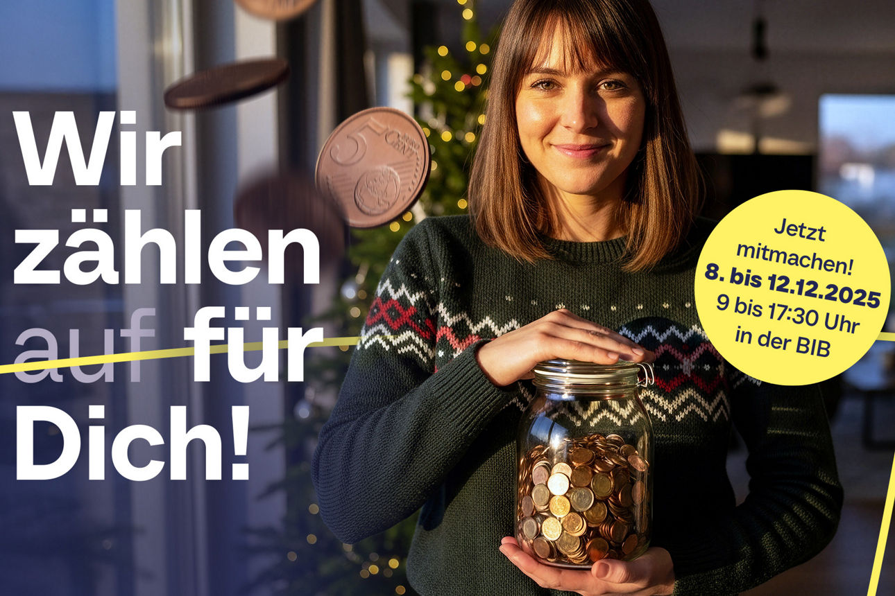 Eine Frau steht mit einem Glas voller Münzen vor einem Weihnachtsbaum