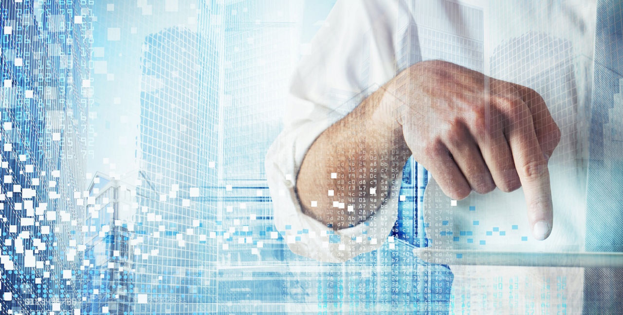 Eine Hand tippt auf ein Tablet vor einem Business-Hintergrund