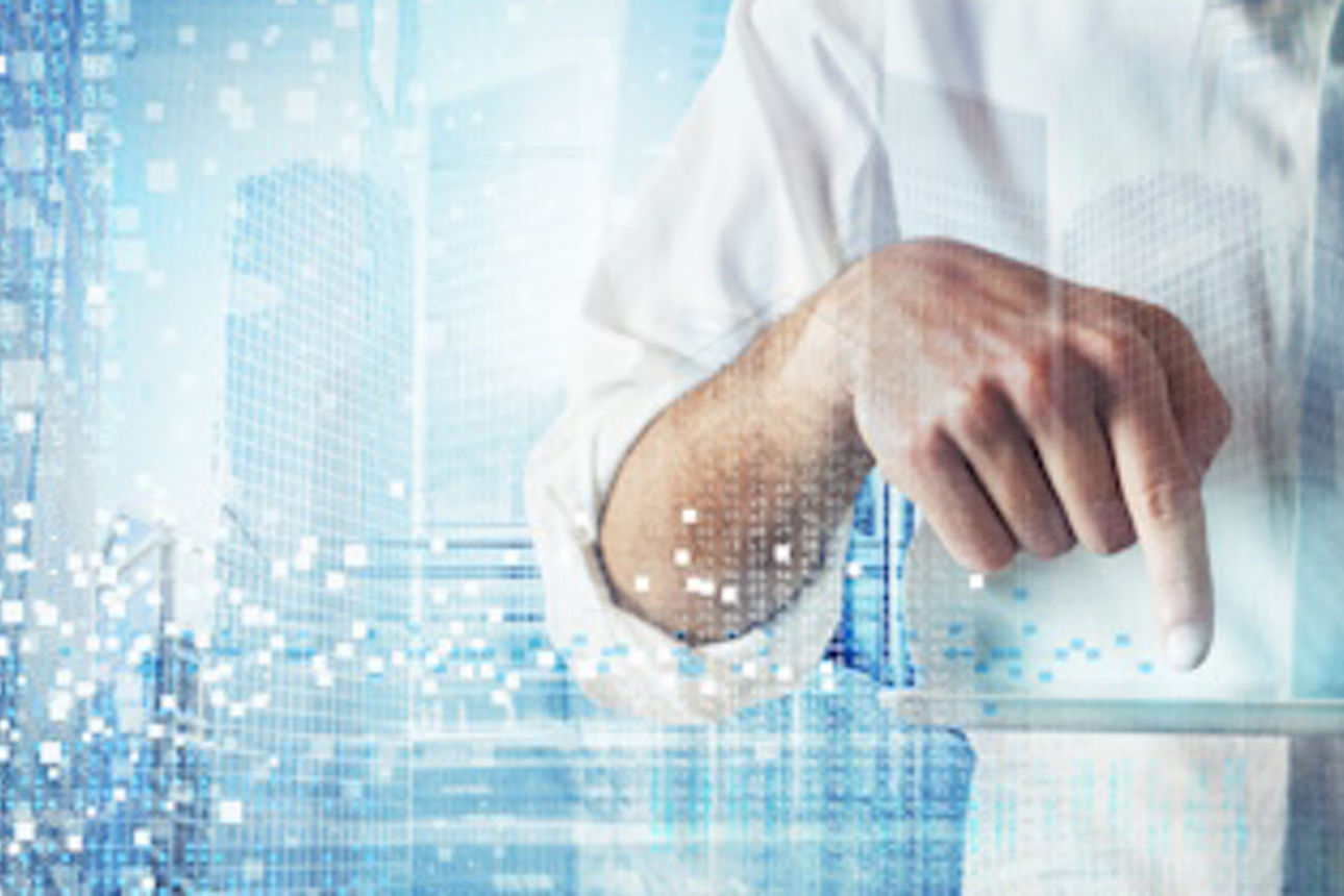 Eine Hand tippt auf ein Tablet vor einem Business-Hintergrund