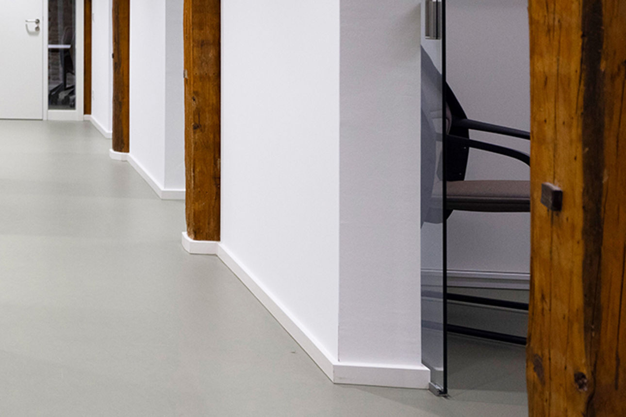 Aufsteller im Büroflur, links und rechts Büroräume 