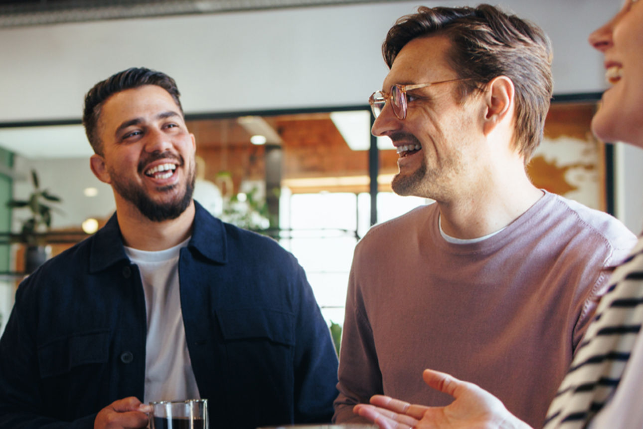 Eine Gruppe unterhält sich beim Kaffeetrinken