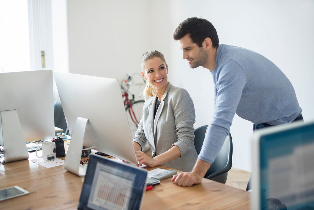 Frau und Mann im Büro