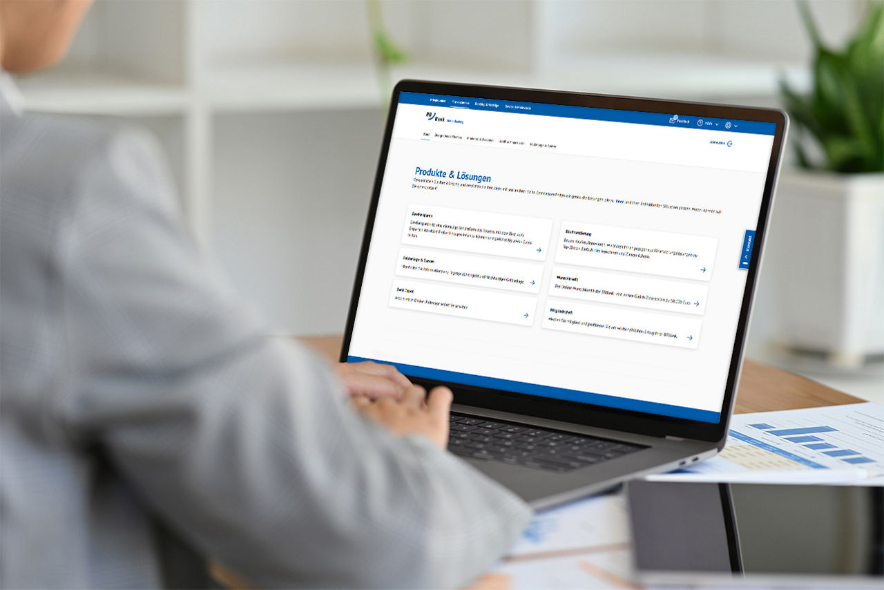 Laptop auf dem Schreibtisch mit BBBank Online-Banking auf dem Screen.