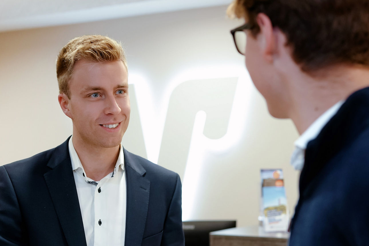 Mann badet mit Kind im Wasser