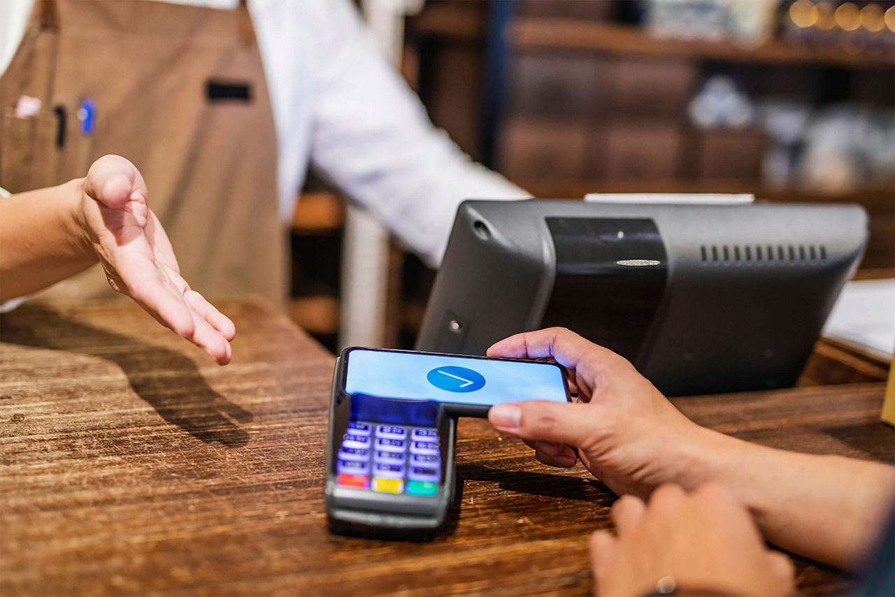 Kartenzahlung mit Handy an einem Kartenterminal