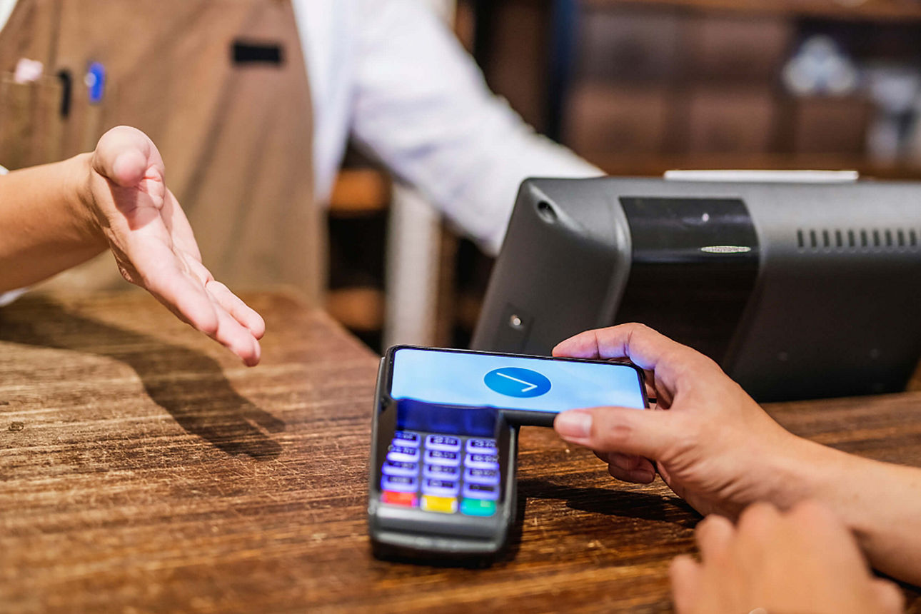 Kartenzahlung mit Handy an einem Kartenterminal