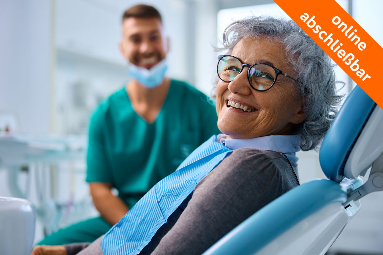 ältere Frau lächelt beim Zahnarzt