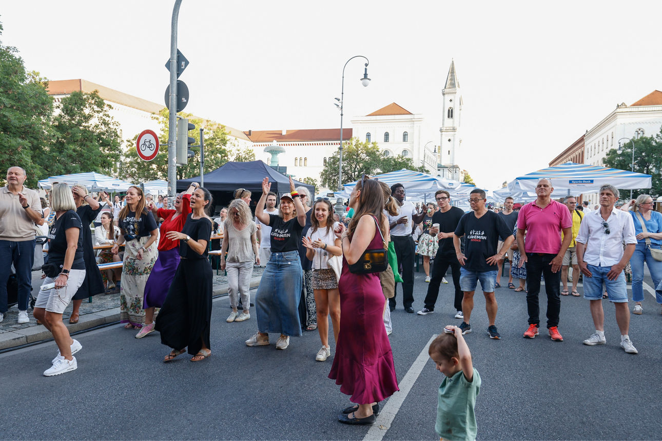 Viele Menschen feiern vor einer Bühne auf dem ZAMANAND-Festival