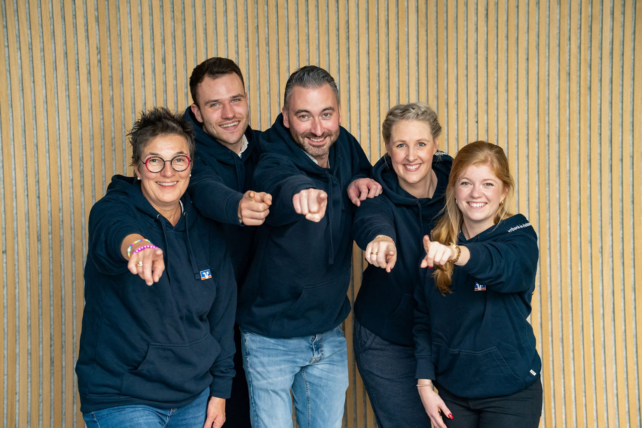 Petra, Yannick , Dennis, Jenny und Christina zeigen auf dich