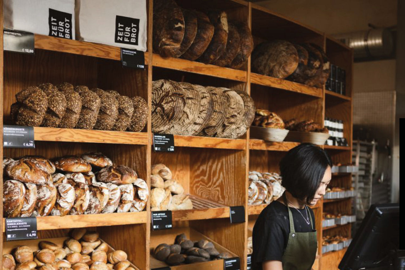 Bäckereiverkäuferin an einer Verkaufstheke