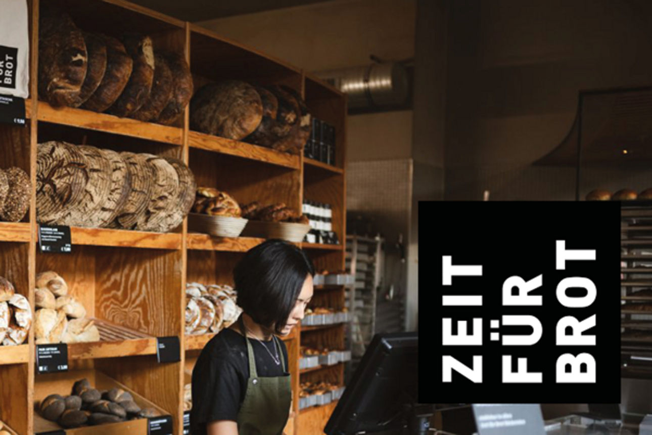 Bäckereiverkäuferin an einer Verkaufstheke