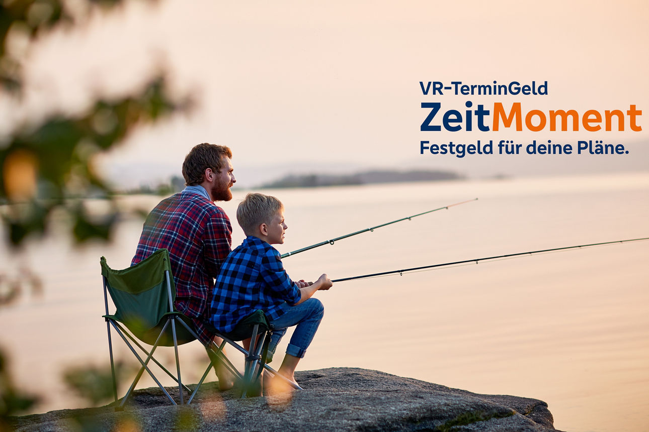 Vater mit seinem Sohn beim Angeln.
