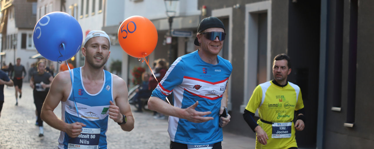 Drei Läufer mit Luftballons beim Altstadtlauf Ettlingen