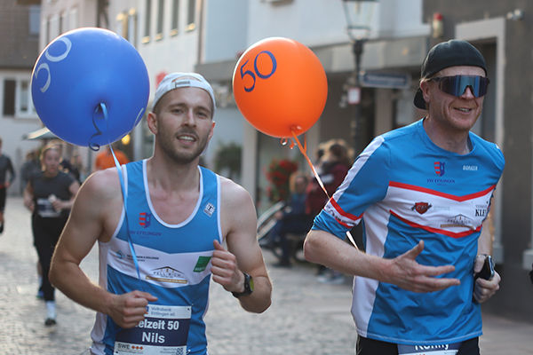 Zwei Läufer mit Luftballons beim Altstadtlauf Ettlingen