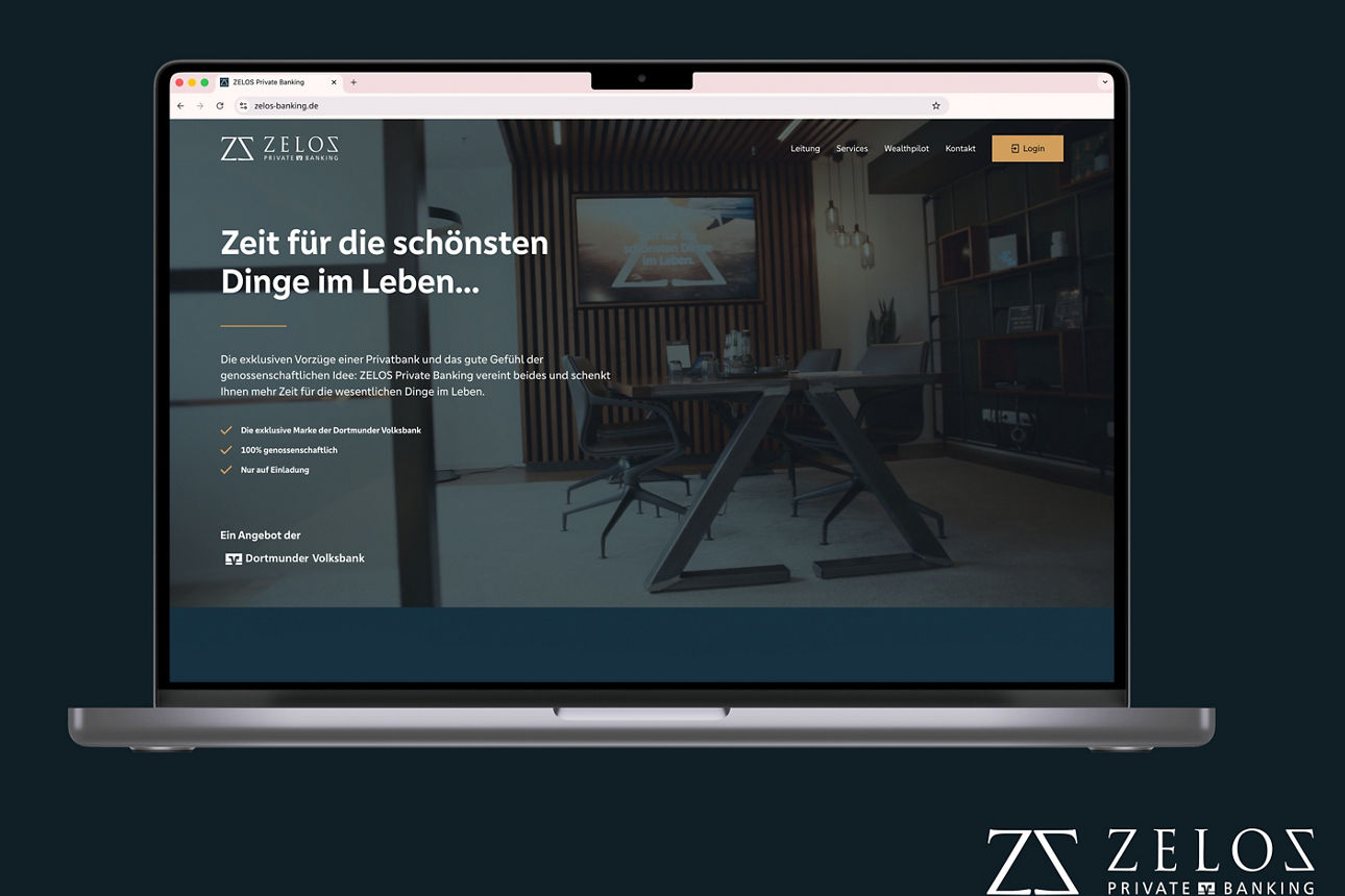 Porsche auf einem Feldweg im Sonnenuntergang