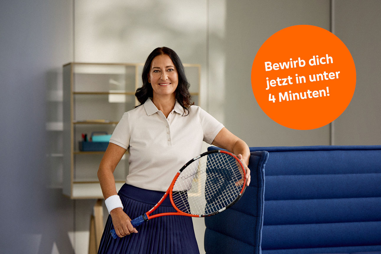 Frau mit Tennisschläger im Büro, daneben ein Kreis mit dem Text: ‚Bewirb dich jetzt in unter 4 Minuten