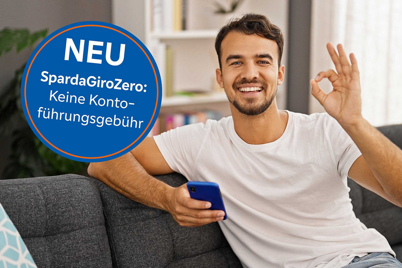 Mann sitzt auf Couch und zeigt eine Null mit seiner Hand