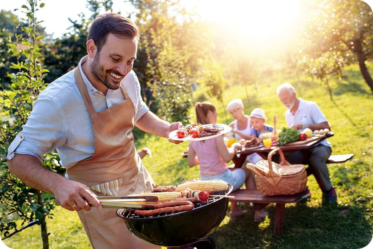Mann beim Grillen, lächelnd