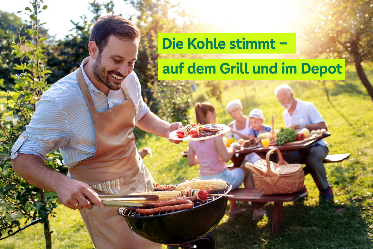 Mann grillt für die Familie im Garten. Oben rechts befindet sich ein Spruch "Die Kohle stimmt - auf dem Grill und im Depot"