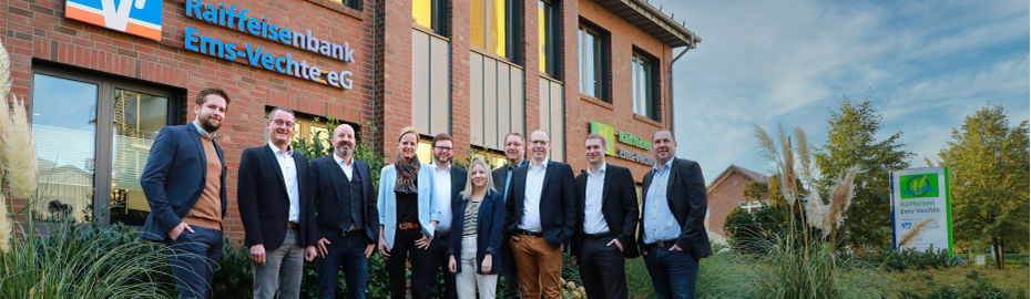 Eine Gruppe von Menschen vor der Bank