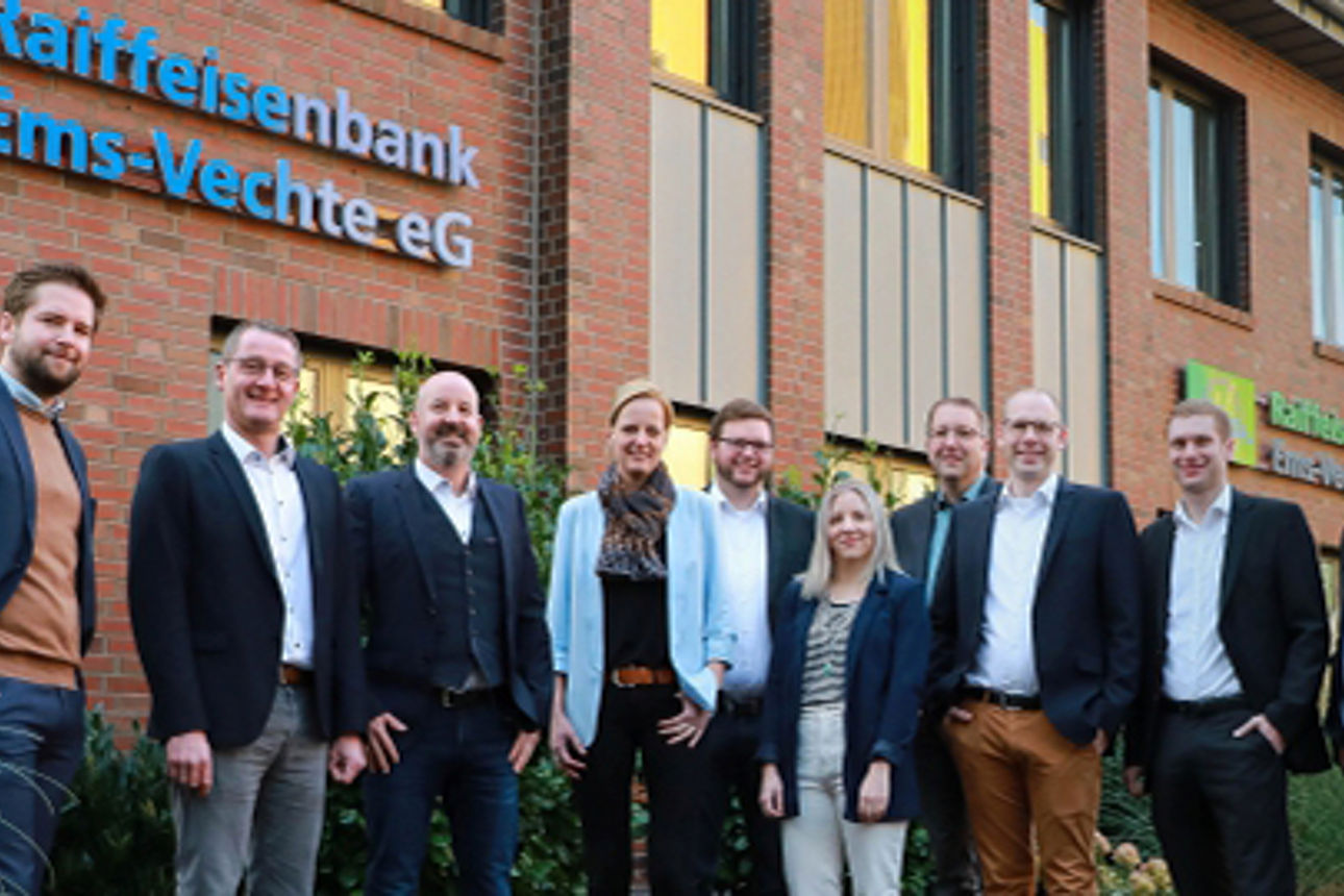 Eine Gruppe von Menschen vor der Bank