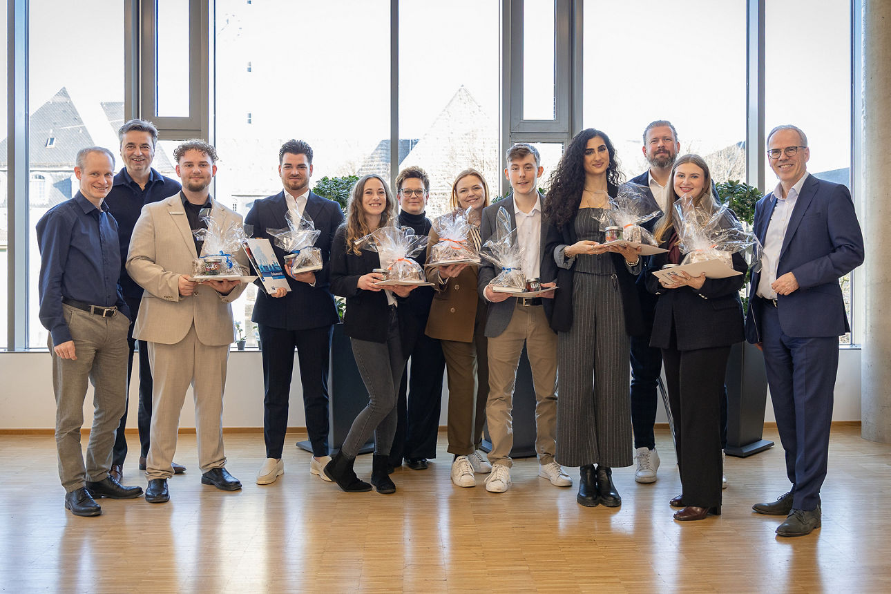 Gruppenfoto zur Zeugnisübergabe des Azubi-Abschlussjahrgang 2026 mit beiden Vorständen (Ingo Abrahams und Jörg Lott) der Volksbank Ruhr Mitte, sowie den Ausbildern Mark Ott, Katja Wischermann und dem Leiter der Personalabteilung Jens Polleit.