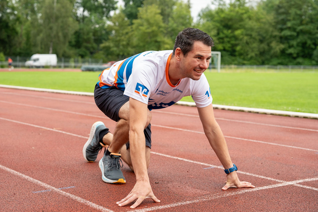 Ein befindet sich im Startblock zum Laufen