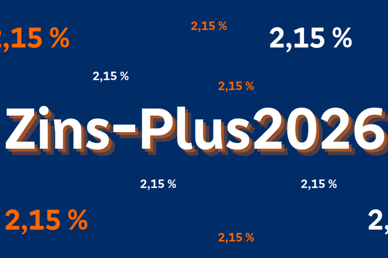 Eine grafische Darstellung zeigt den Schriftzug „Zins‑Plus 2026“ auf blauem Hintergrund, umgeben von verschiedenen Zinsen.