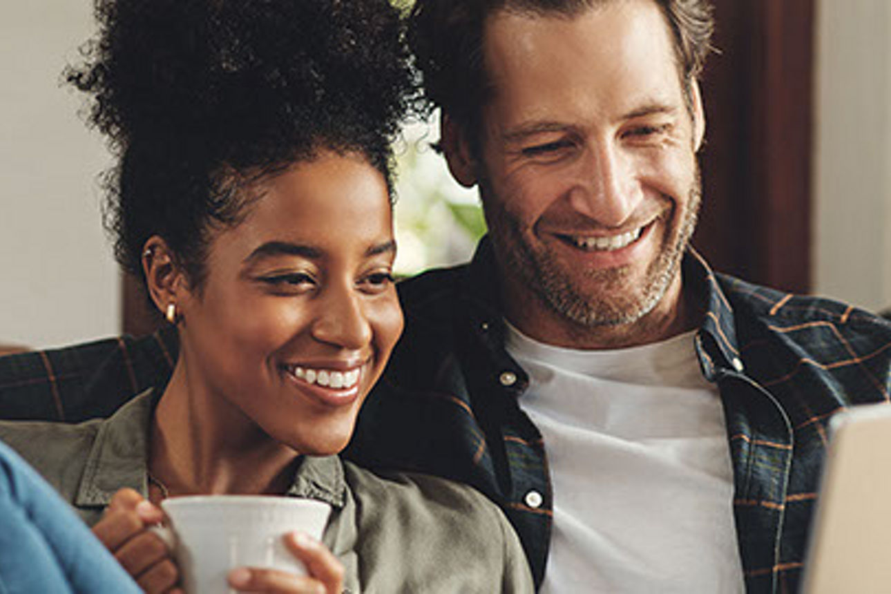 Junges Paar auf dem Sofa mit Tablet