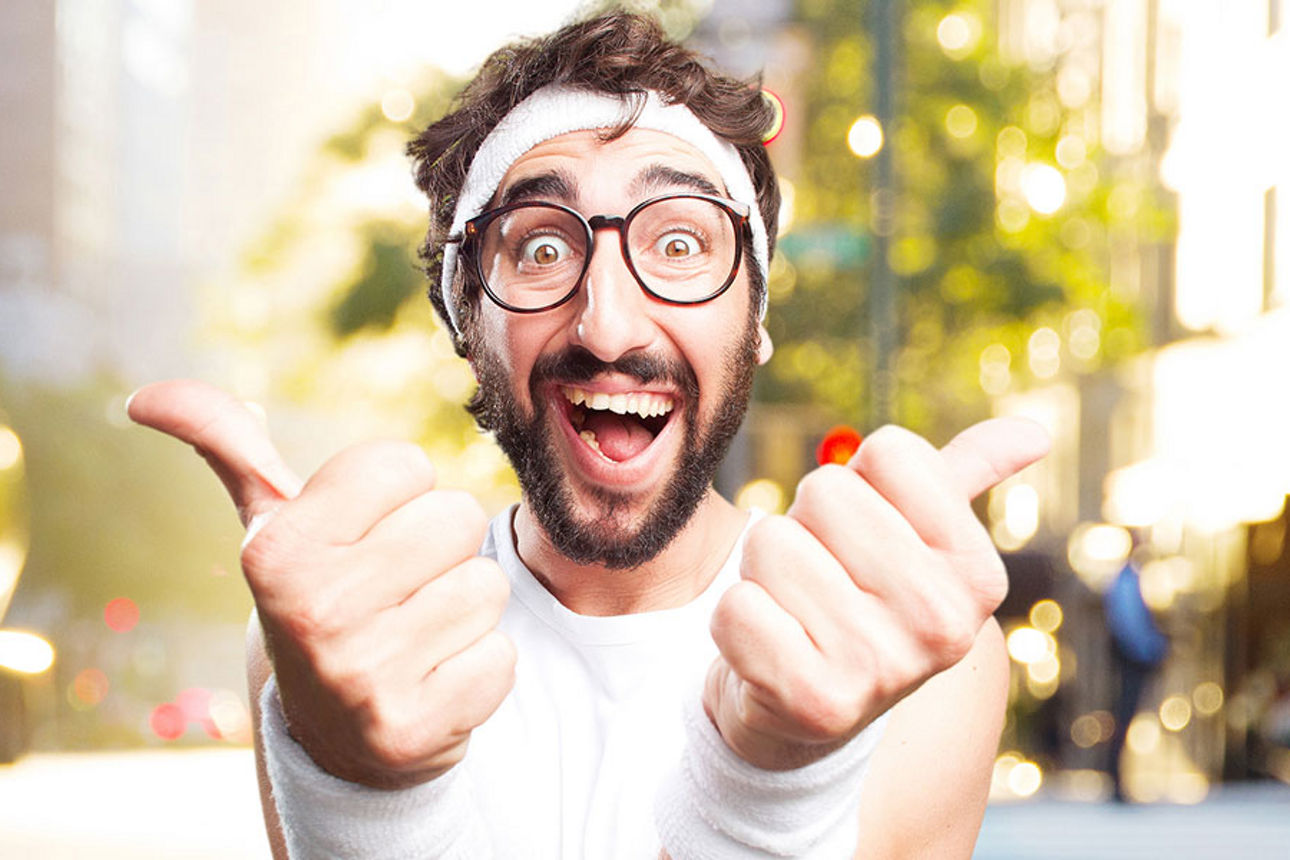 Mann mit Stirnband und Brille freut sich