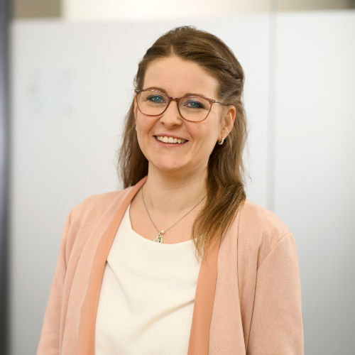 Darstellung unserer Mitarbeitenden Sarah Zinselmeier