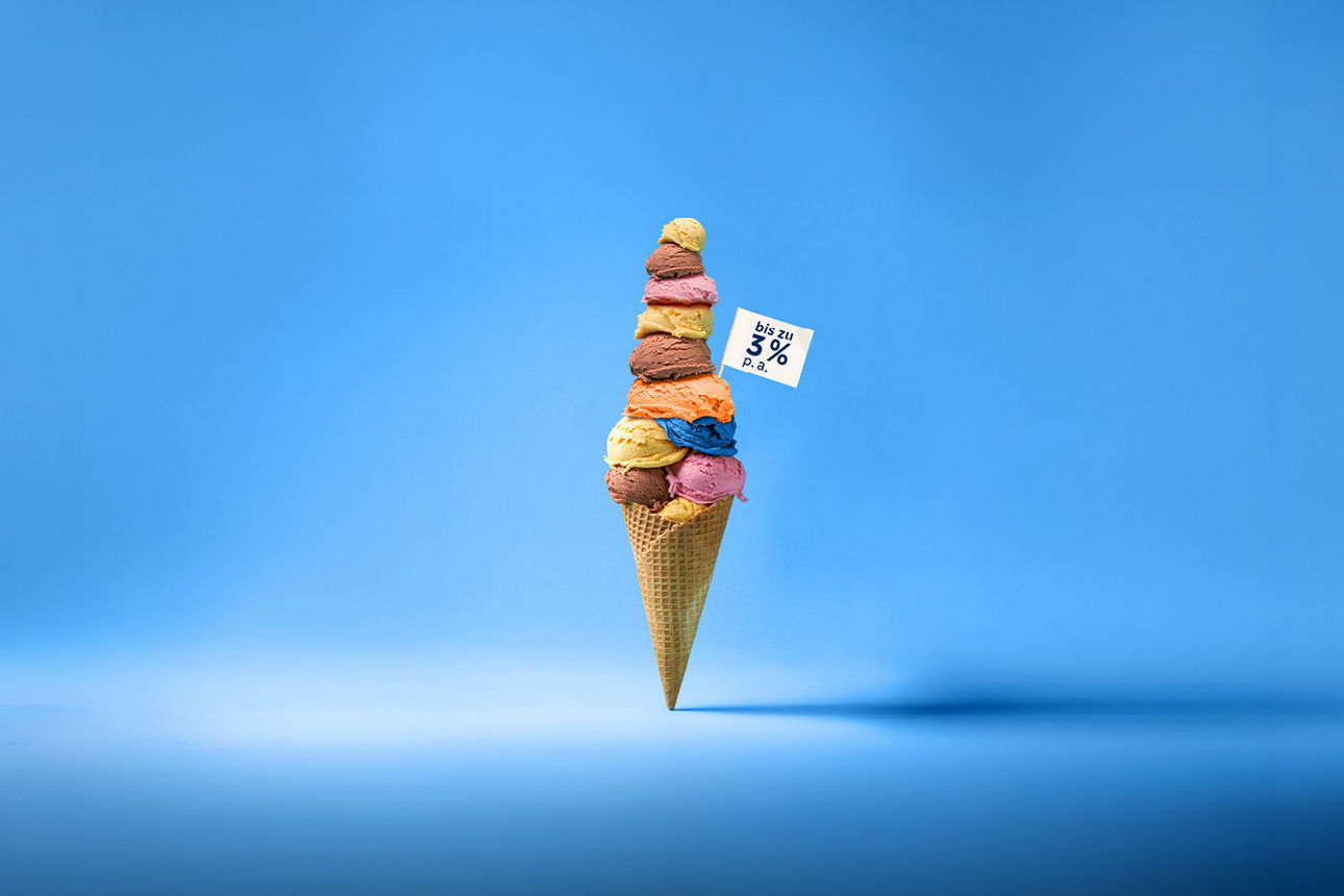 Verschiedene Kugeln Eis gestapelt in einem Waffelhörnchen