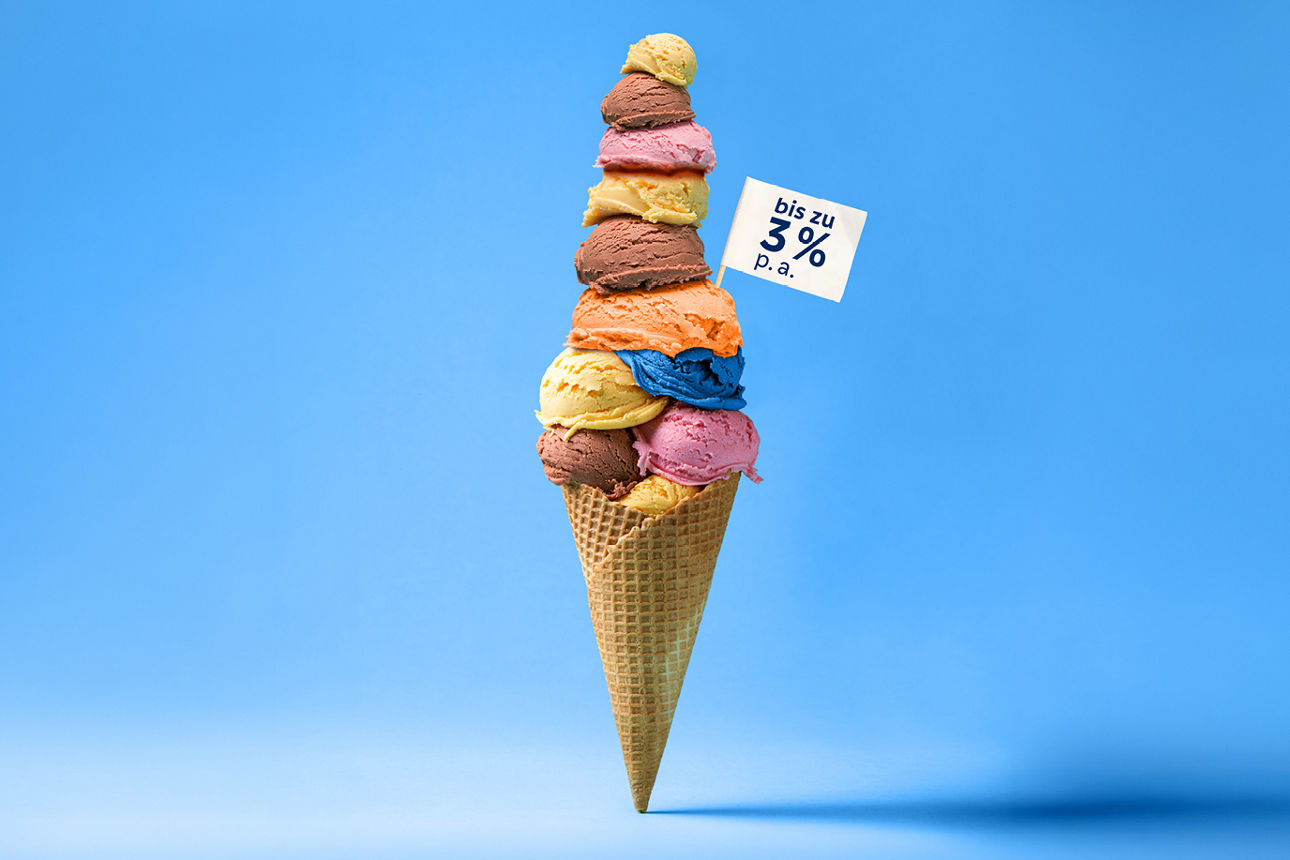 Verschiedene Kugeln Eis gestapelt in einem Waffelhörnchen