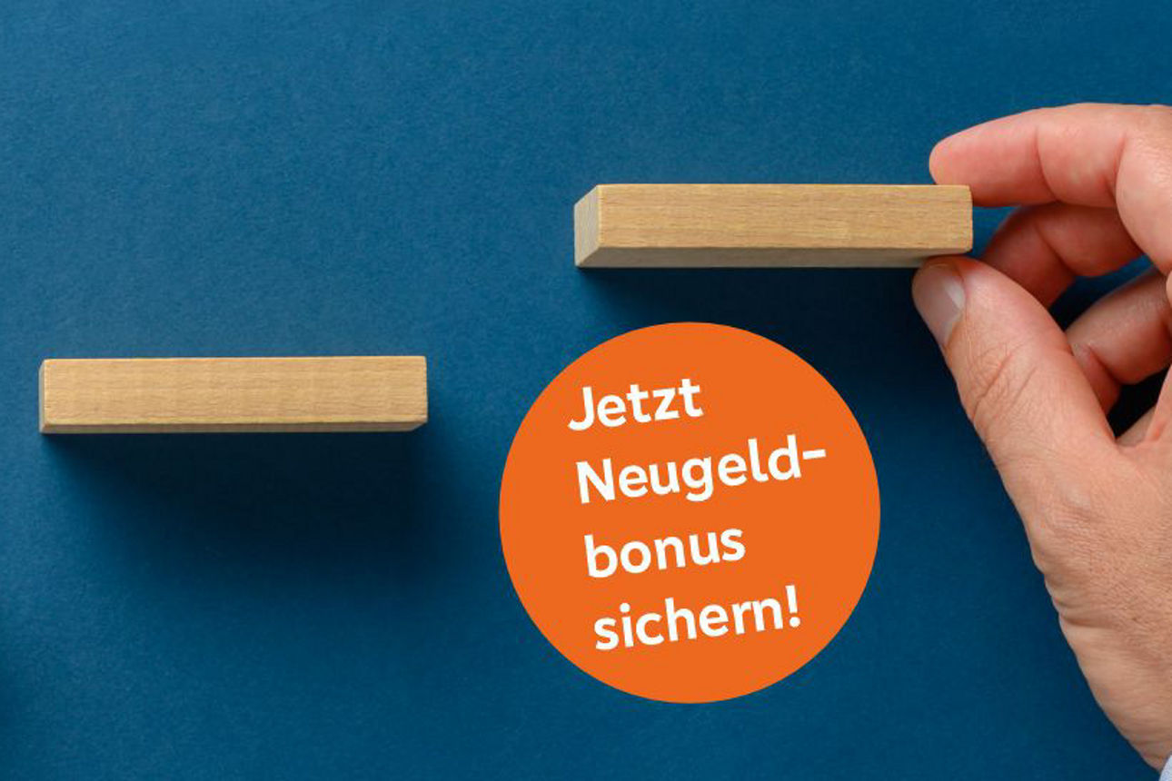 Blauer Untergrund mit drei Holzklötzen, die Stufenartig nach oben gehen