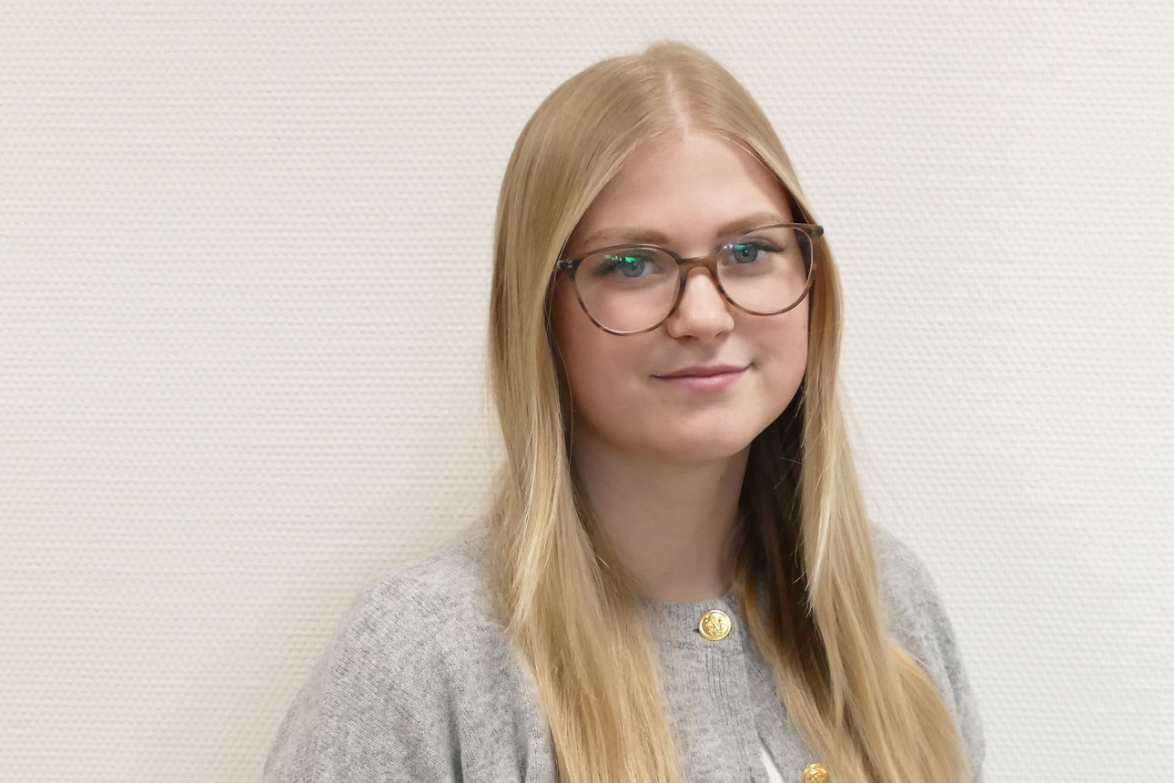 Eine Frau  lächelt in die Kamera