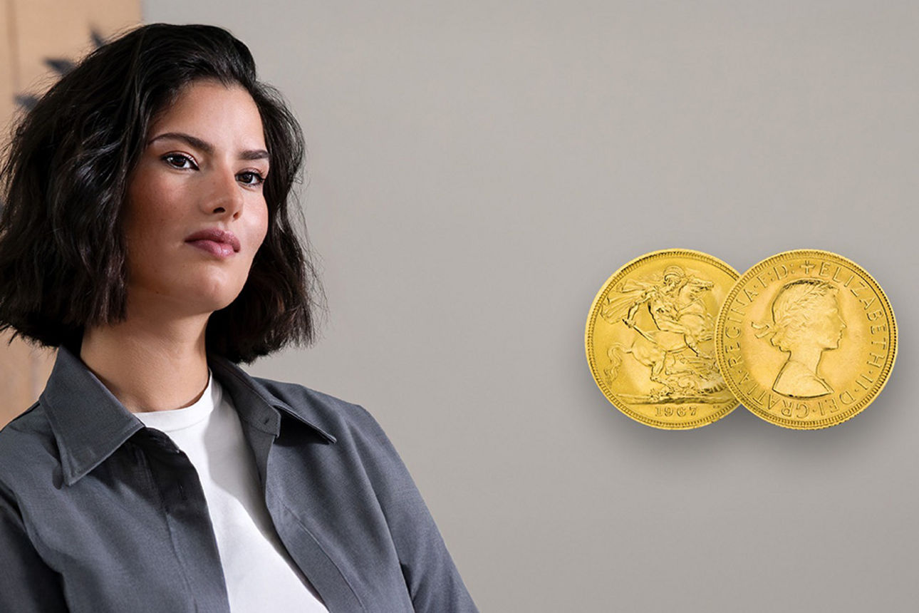 Frau mit dunklem, schulterlangem Haar blickt selbstbewusst nach vorne; daneben sind zwei goldene Münzen mit geprägten Motiven