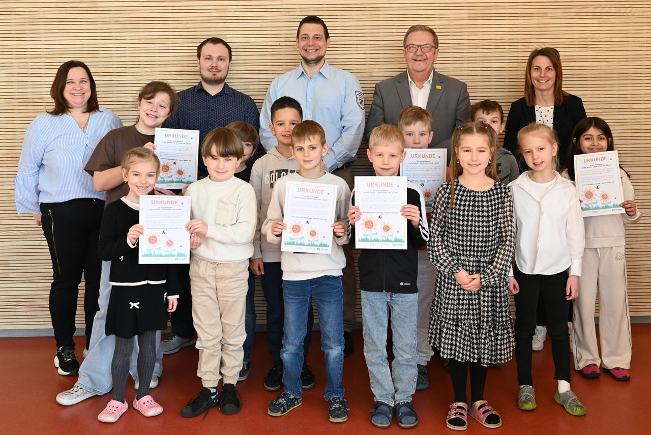 Bild einer großen Gruppe an Grundschülern und Teilnehmern der Aktion "Zu Fuß zur Schule"