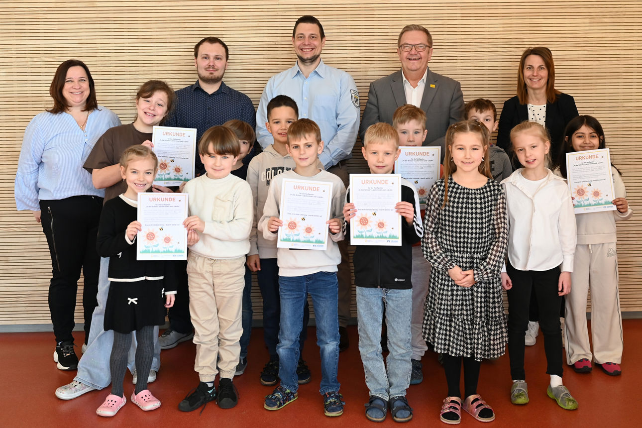 Bild einer großen Gruppe an Grundschülern und Teilnehmern der Aktion "Zu Fuß zur Schule"