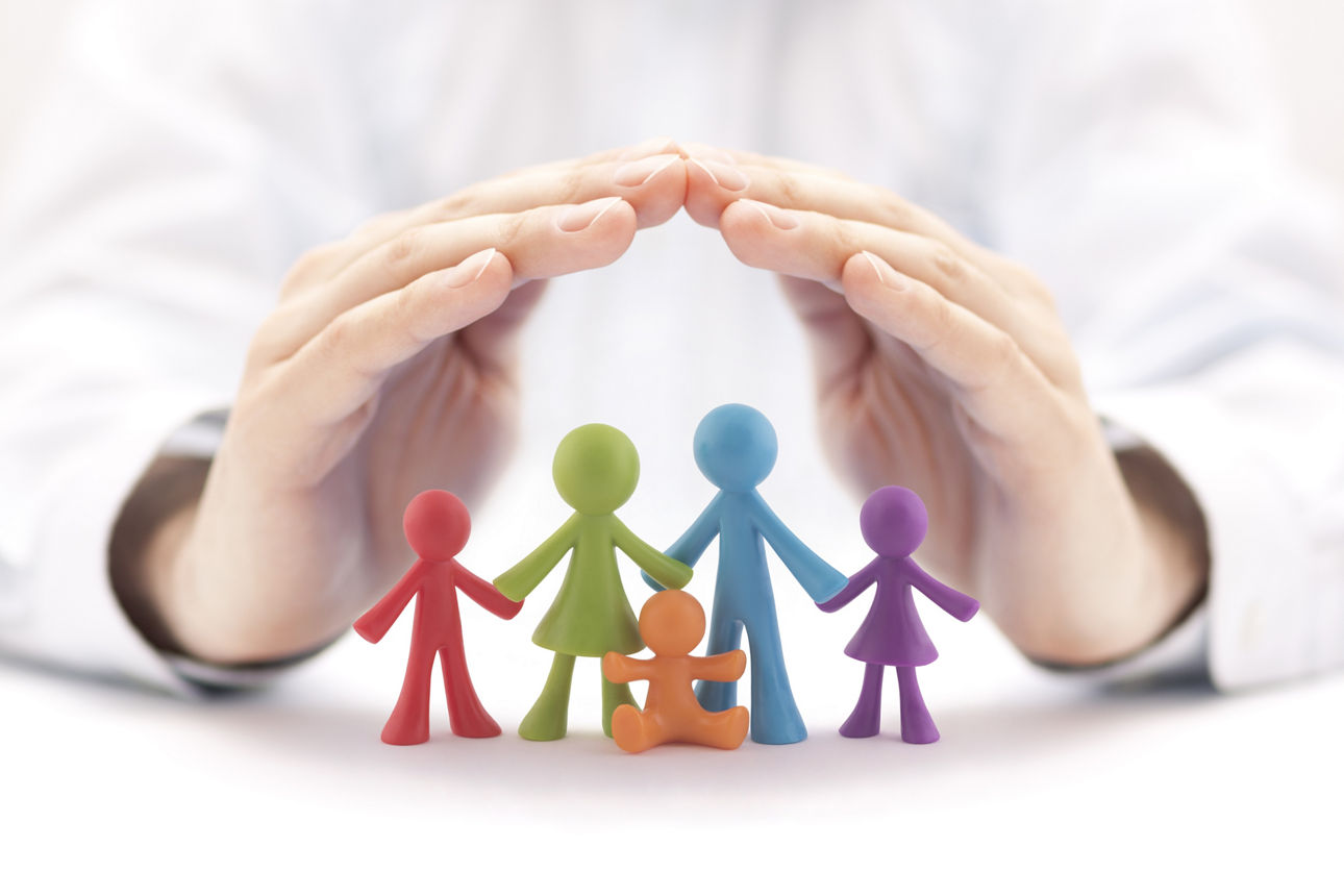 Schützende Hände über eine gezeichnete Familie