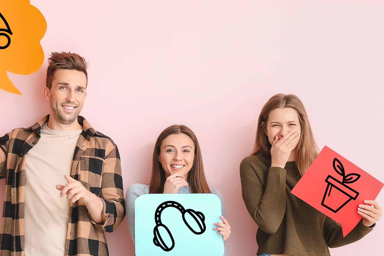 Zwei Jungs und zwei Mädchen mit Plakaten mit Icons