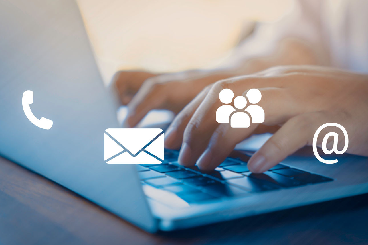 Kontaktsymbole vor einer Person die auf einem Laptop tippt